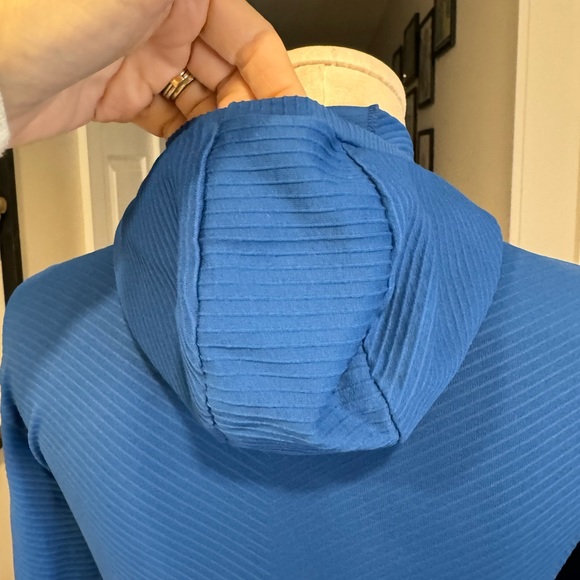 ATHLETA women’s size XS blue hooded training in cold weather layering top - Picture 8 of 13